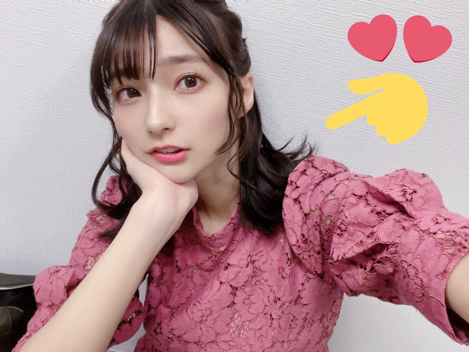 Tlにカッコいい男の子がいるなと よく見たら自分だった 今着てるのと同じような黒シャツ着て 趣味もブレてないな 髪 の長さから推測すると 風街ろまんの時代かしら まだ作詞家になるなんて 考えてもないだろうね Tlにカッコいい男の子がいるなと よく見たら自分だった 今着てるのと同じような黒シャツ着て 趣味もブレてないな 髪 の長さから推測すると 風街ろまんの時代かしら まだ作詞家になるなんて 考えてもないだろうね