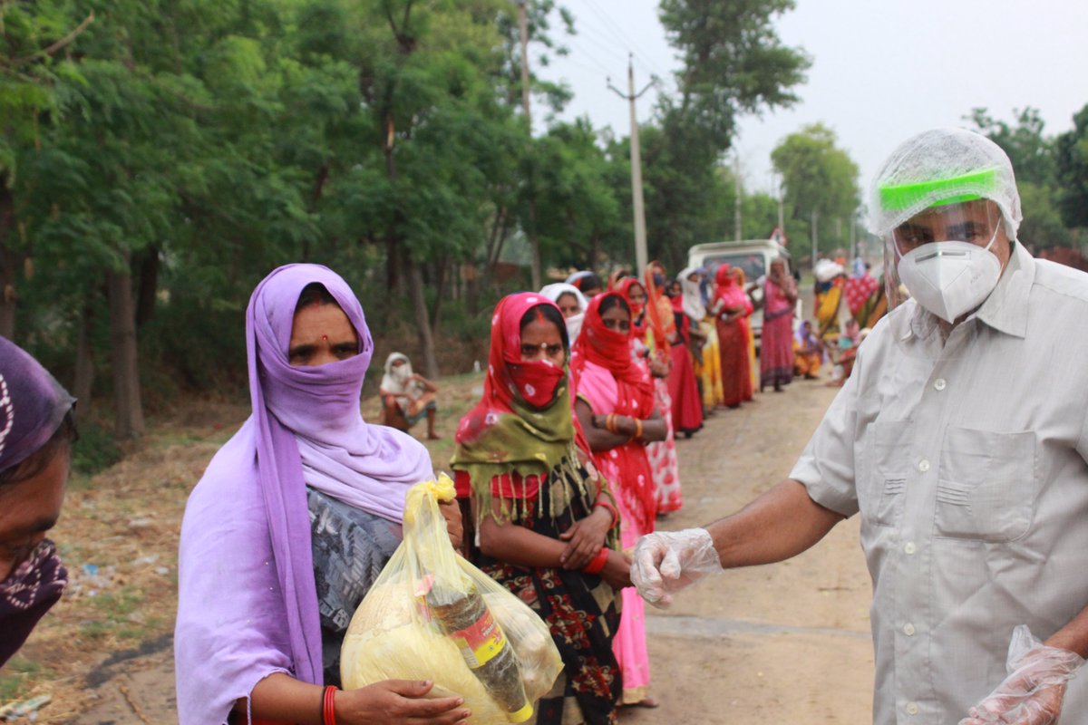 ParhitSaris's tweet photo. #RuralImpact #CovidRelief 250 kits and masks distributed in the indigenous Bhuiyan community at Jagodih-Ramdihra, Rohtas. 
Over 500 kits already distributed, help us reach 5000 kits, support us here: https://t.co/FIQkVrUPe8 https://t.co/LOFopxaWrT