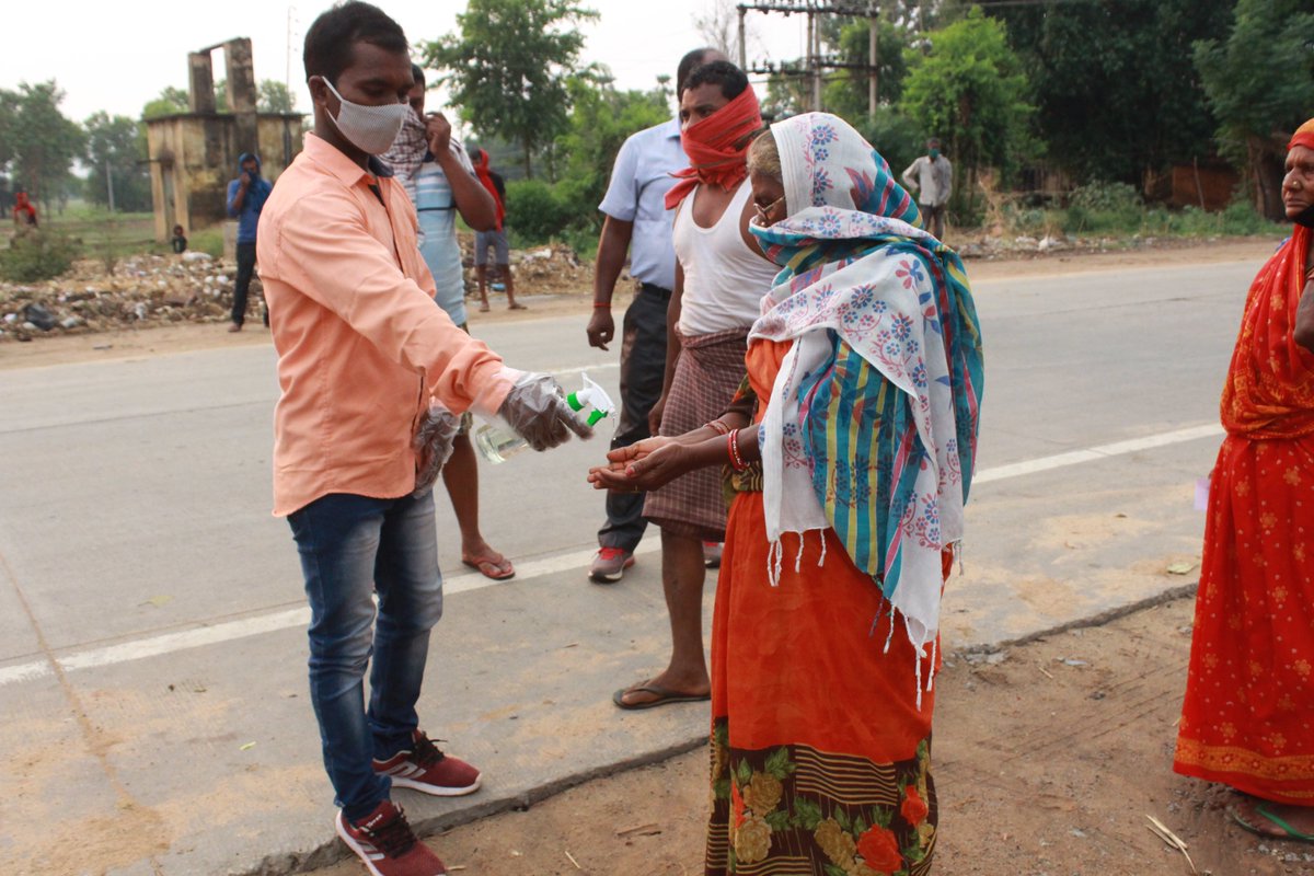 ParhitSaris's tweet photo. #RuralImpact #CovidRelief 250 kits and masks distributed in the indigenous Bhuiyan community at Jagodih-Ramdihra, Rohtas. 
Over 500 kits already distributed, help us reach 5000 kits, support us here: https://t.co/FIQkVrUPe8 https://t.co/LOFopxaWrT