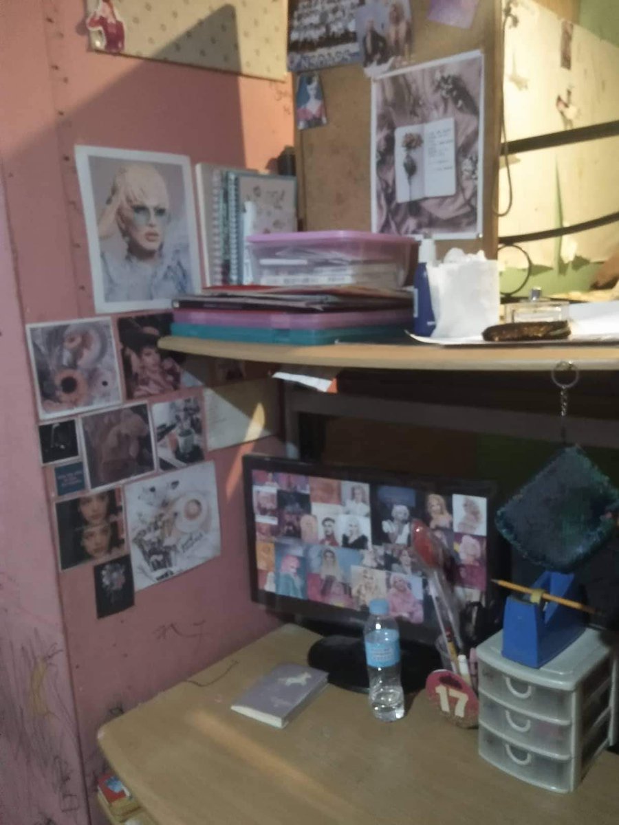 kaeliasha's tweet photo. THIS WAS MY STUDY AREA A YEAR B4 I WENT TO STAN TWWTT NOOOOO love aquaria. https://t.co/swAO74Sv5O