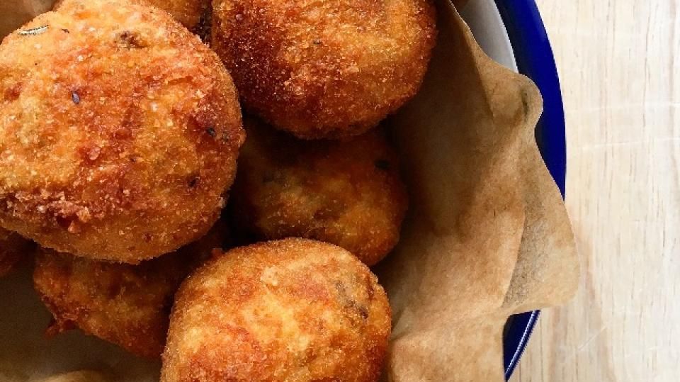 If you've cooked too much rice, transform your leftover into scrumptious arancini! Crunchy on the outside with a hit of rosemary and gooey mushroomy and cheesy goodness on the inside, this recipe is a must try.

bit.ly/3hkbQo7 

#LoveFoodHateWaste