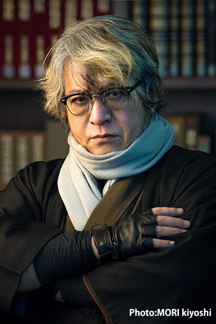 世界で一番ダサい衣服であるはずの「指抜きグローブ」を全人類の中で唯一着こなしてる世界一カッコいい指抜きグローブ使い「京極夏彦」
この見た目で肩書が小説家兼妖怪研究家だからヤバい、全厨二男子の憧れ、現代の陰陽師、創作物にそのまま普通に出てきそう 