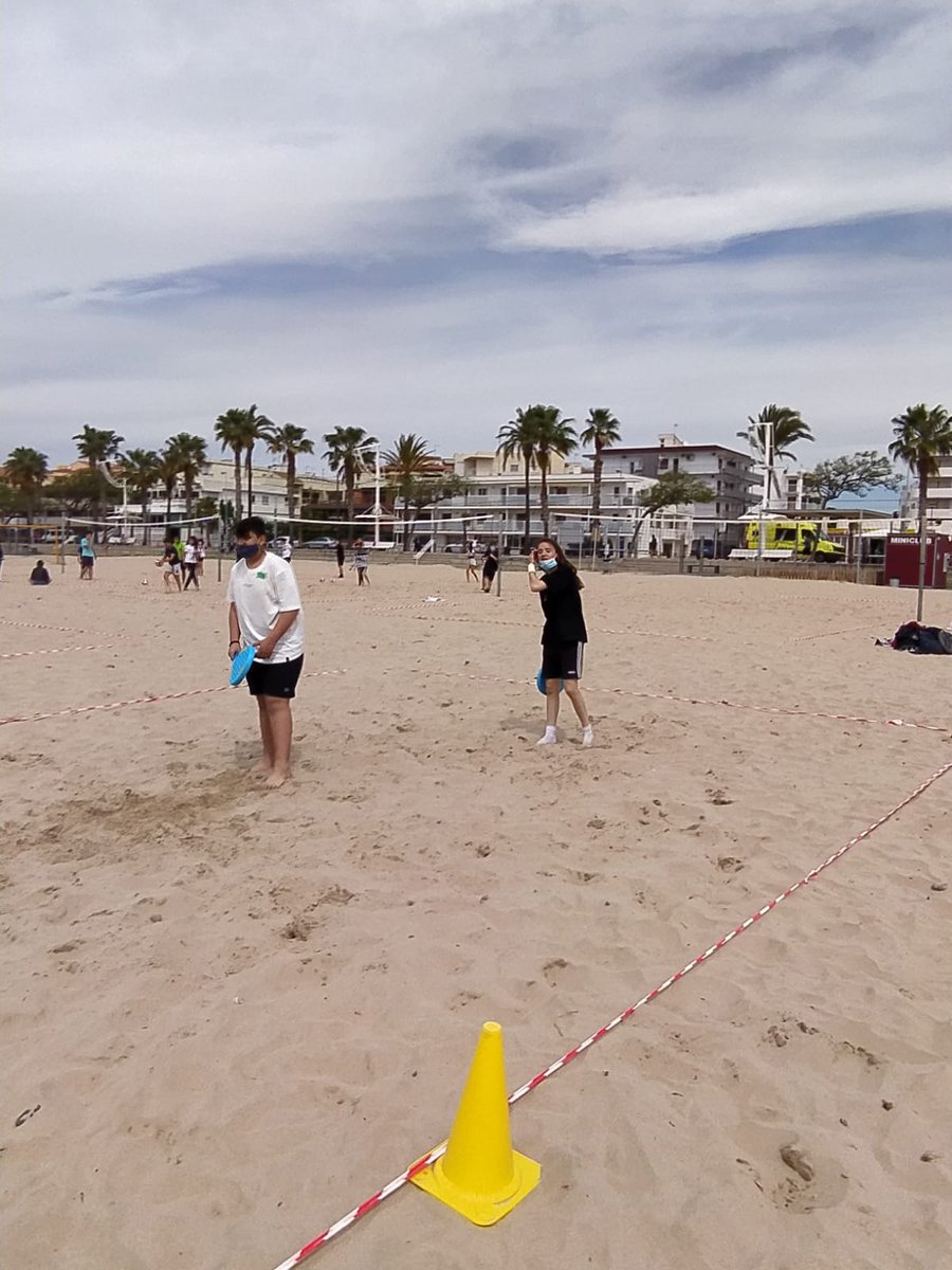SaviReus's tweet photo. Activitats a la platja – 3r ESO
Els alumnes de 3r d’ESO han anat a fer activitats a la platja. https://t.co/EV220CzxHr