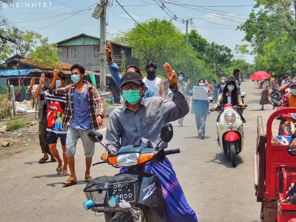 Locals in Aungpinlae, Mandalay used guerilla-style tactics to express their opposition to the military regime.
#May18Coup
#WhatsHappeningInMyanmar