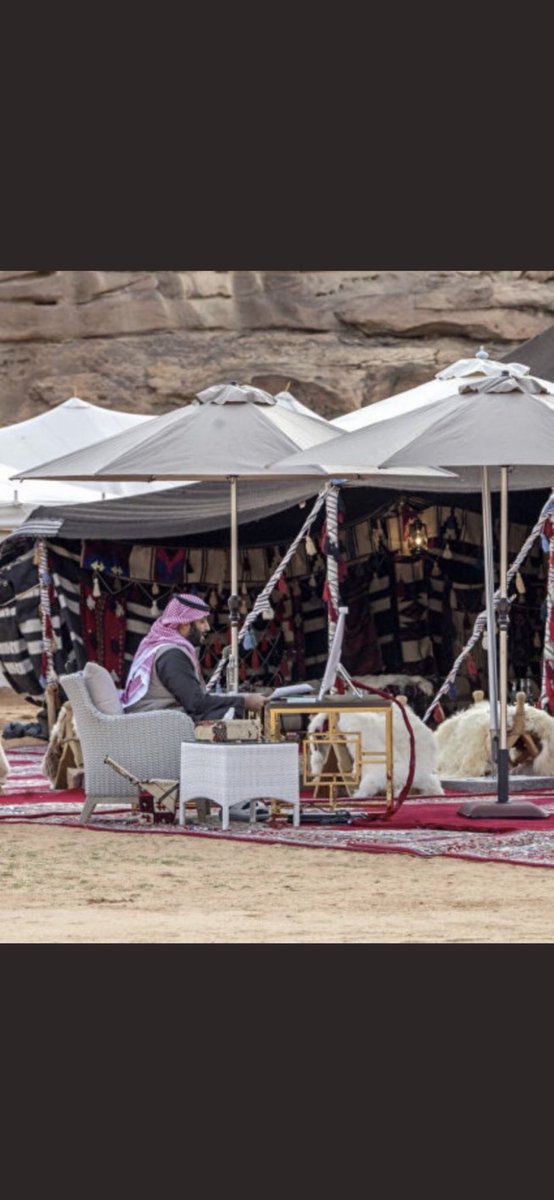 #شربل_وهبة 
شف هذا البدوي
يدير العالم وهو في خيمة