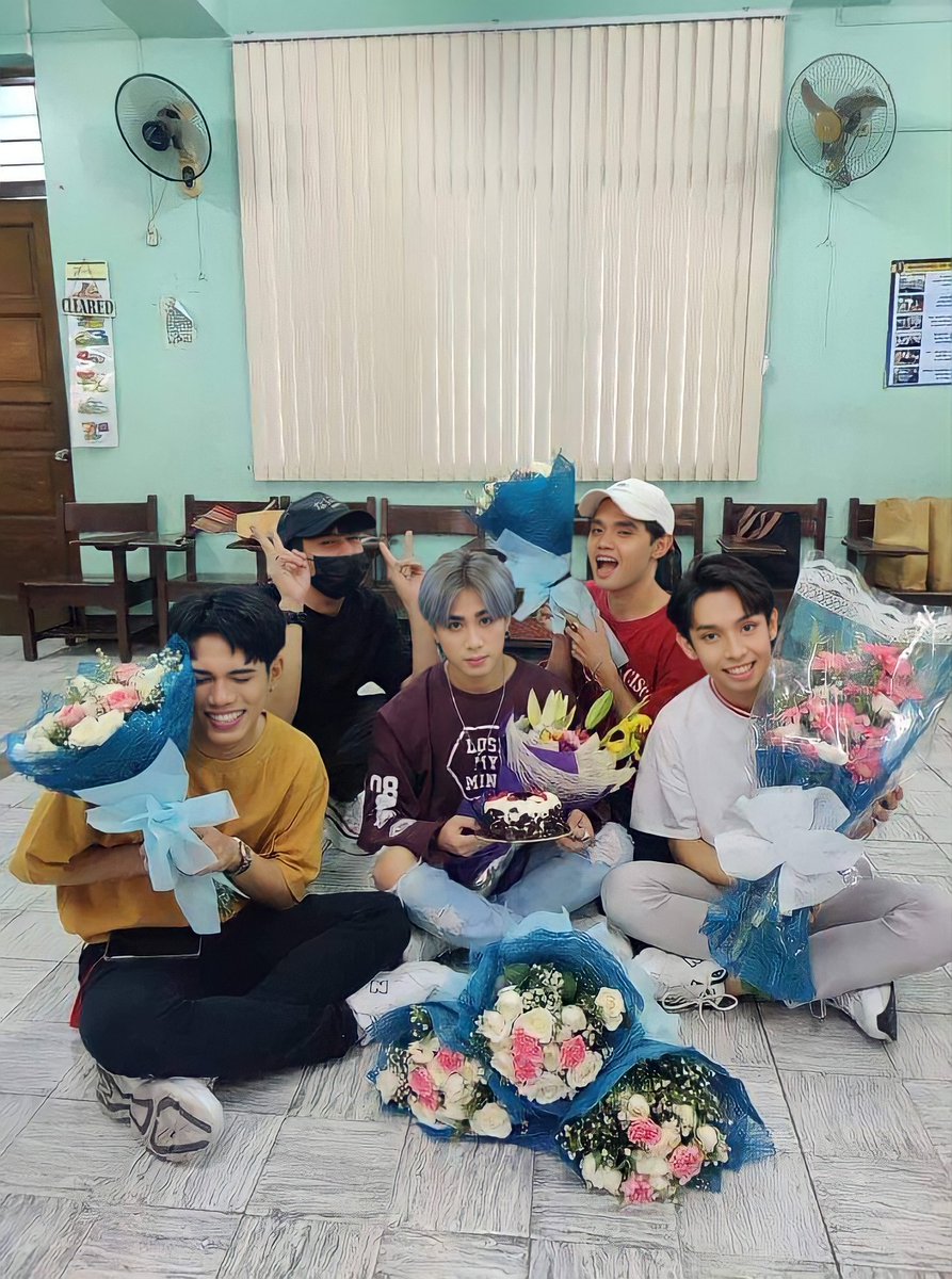 ABuangs42220's tweet photo. 3rd
Bulaklak para sa lahat ng magigiting na A'TIN :)

#BBMAsTopSocial
@SB19Official https://t.co/inCofl67Ui