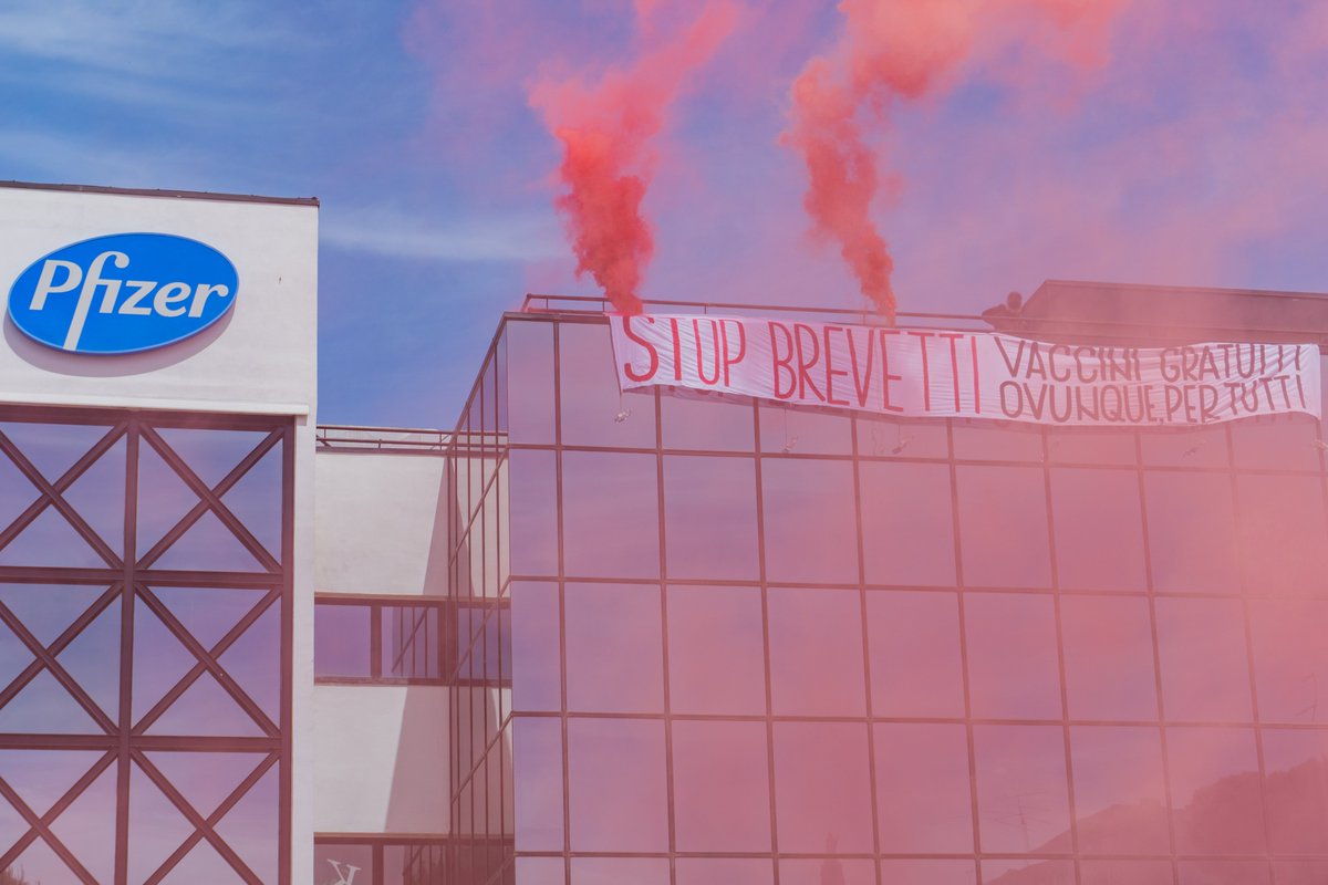 FronteComunista's tweet image. Oggi i militanti del @MilitantBlog , del @fgc_nazionale e del Fronte Comunista hanno esposto striscioni davanti alla sede #Pfizer di Roma. L’azione lancia il corteo contro il #globalhealthsummit del #21Maggio alle 15 da Piazza San Pancrazio e arriverà al Ministero della Salute