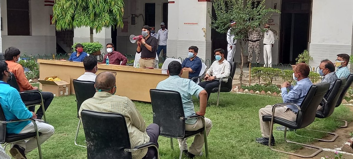 sdmsadartehsil's tweet photo. आज दिनांक 18/5/2021 को ज्वाइंट मजिस्ट्रेट सदर द्वारा नगरीय निगरानी समिति के सदस्यों की बैठक ली गई।उनके द्वारा सदस्यों को कोरोना रोकथाम हेतु कार्य करने के लिए आवश्यक दिशा निर्देश दिए गए। https://t.co/RITa0PiUVt