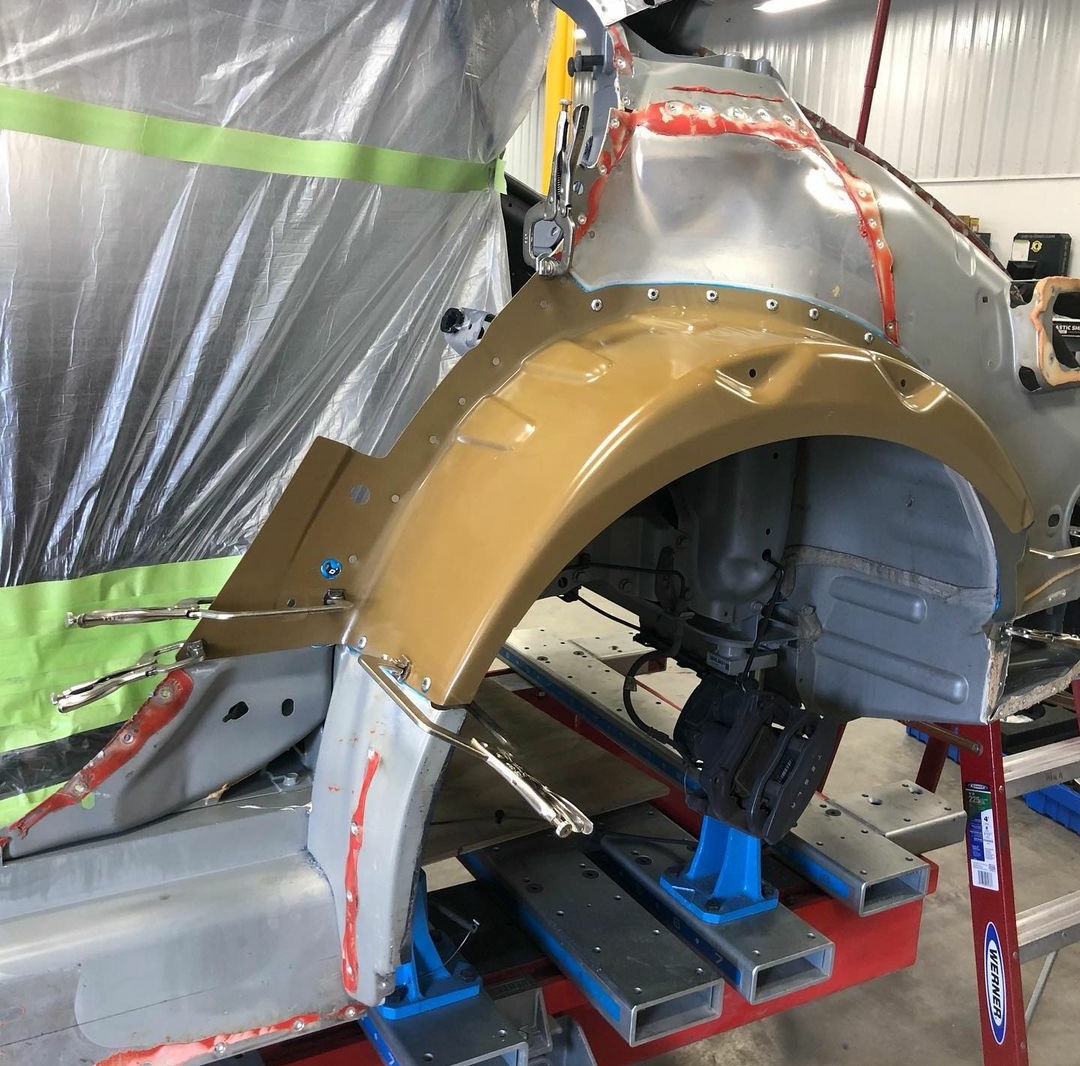 Celettegroup's tweet photo. #Tesla Model S - outer wheelhouse, C-pillar reinforcement and 1/4 panel replacement on the #celettebench using dedicated fixtures and side gantry. Job done by Alan Johns IG: @alanjohns22

#celette #teslarepair #framemachine #TeslaModelS https://t.co/mBFuGOG7Fn