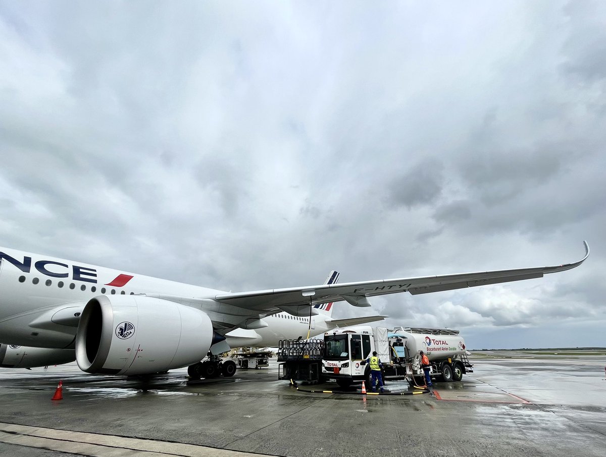 Cet <a href="/Airbus/">Airbus</a> A350 rejoindra <a href="/yulaeroport/">YUL Aéroport international Montréal-Trudeau</a> en emportant 16% de « sustainable aviation fuel » (SAF) dans ses réservoirs. L’approvisionnement est effectué par le 1er camion avitailleur 100% électrique sur l’aéroport. Les engins de piste sont également alimentés à l’électricité. #AF342