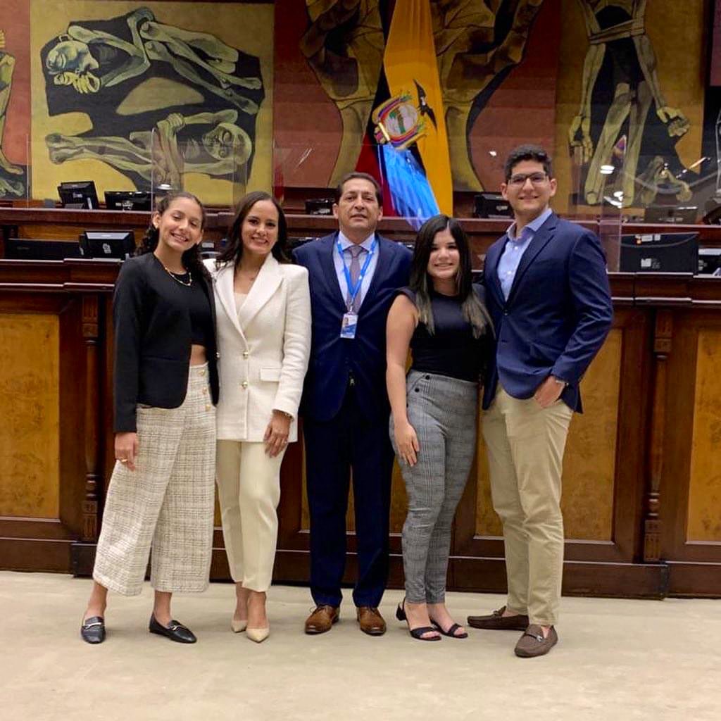 TROYA_Marco's tweet photo. ¡Buenos días queridos #fluminenses 🇳🇬 y #ecuatorianos 🇪🇨!
El respaldo de mi familia es el mayor éxito.

#MarcoTROYA #AsambleístaFluminense https://t.co/ApvHsfphJY