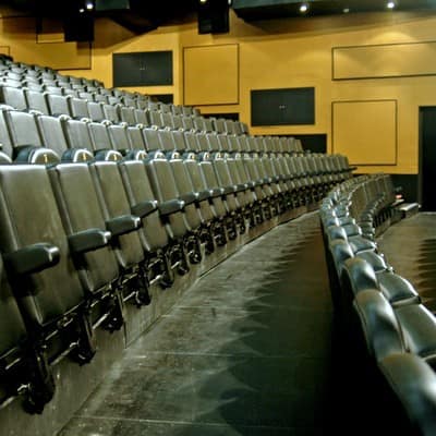 MasterTribune's tweet image. Curved telescopic seating allows spectators to focus on the stage without having to turn their heads, ideal for comfort and visibility. hubs.li/H0NyNlY0
 #seatingsystem #venueseating