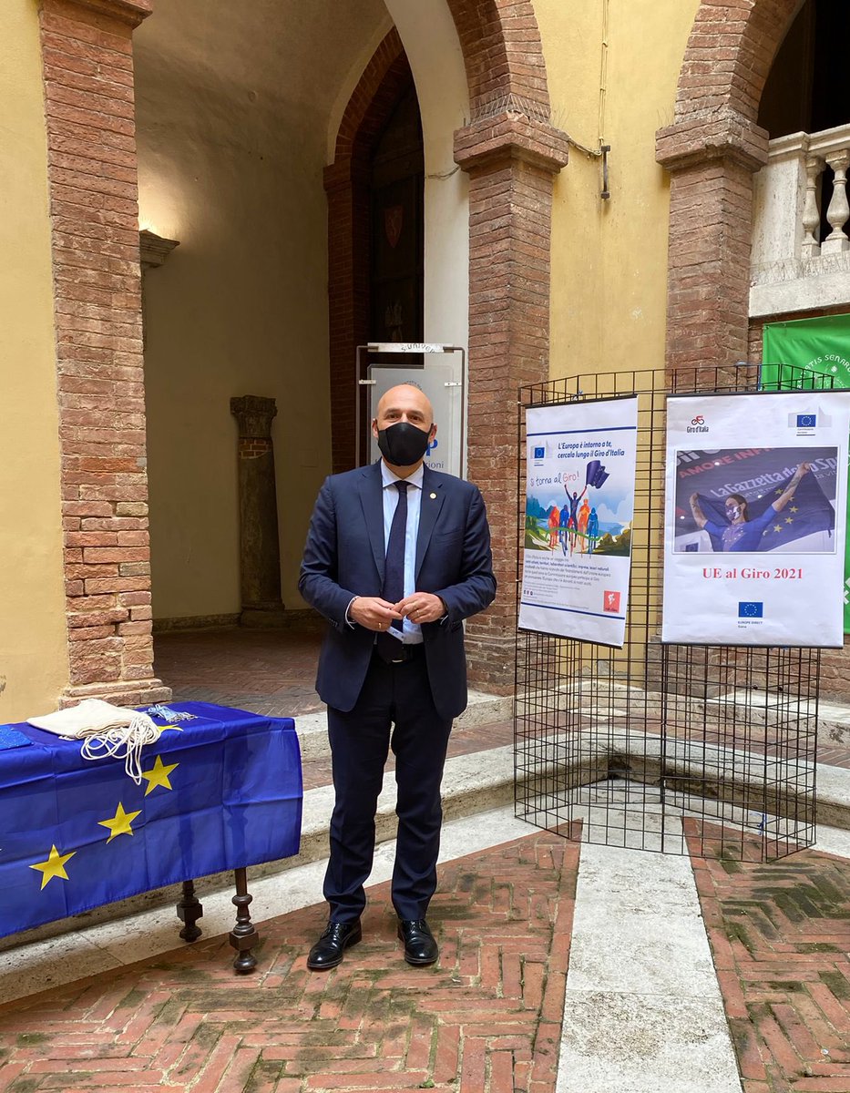 eudirectsiena's tweet photo. 🇪🇺🚴🇪🇺
Quest’anno il Giro d’Italia toccherà Siena.
Oggi EDIC Siena nel cortile del Rettorato ha partecipato con il Rettore Francesco Frati e URadio ad un incontro con il giornalista Claudio Lenzi de La Gazzetta dello Sport, laureato dell'Ateneo.
#uealgiro
#giroditalia
#giro https://t.co/rGPV1Q1HOr