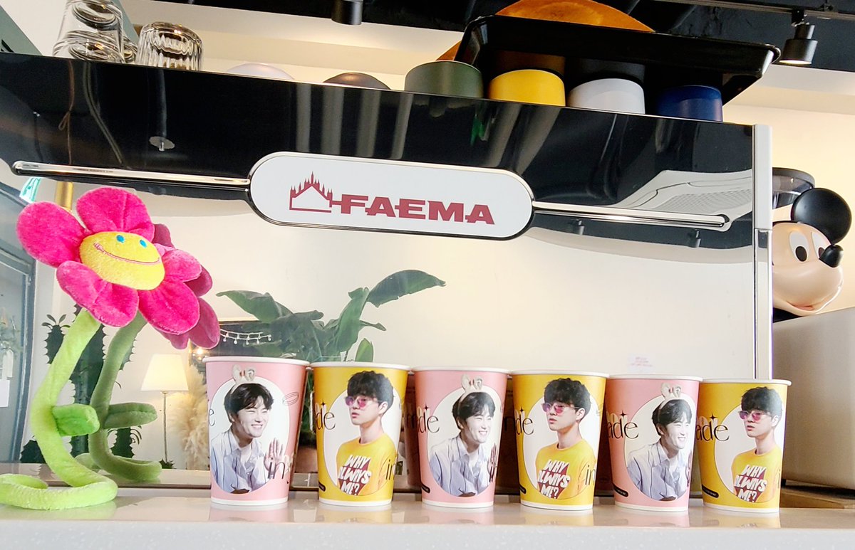 🎂 준면이 생일카페 🎂

1. 카페 오리엔트
오늘부터 시작해 주시는 카페가 있어서^^
경기 광명시에 있는 카페지만 퇴근 후에 몇 시간 걸렸지만 다녀왔어요 ㅎㅎ
여긴 준면이 컵이랑 기본 특전을 주시는 이벤트를 진행하고 있고요😊

#준면아생일축하해 #HAPPY_SUHO_DAY  #면사포이벤트
<a href="/MYEONSAFO/">면사포</a>