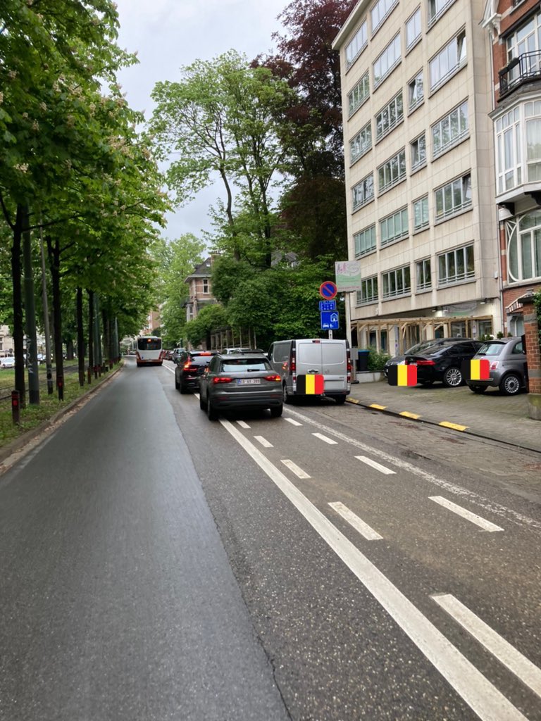 fietsinbrussel's tweet photo. Every day on #AvChurchill #Uccle.
No bike lane. Car drivers cannot be bothered by some paint.
But #zone50 allowed by @rbc_bhg. Why team @elkevdbrandt?
Switching parking lane and paint for a separated cycling lane between sidewalk and parking lane is a no-brainer. https://t.co/R6OC3m3MKp