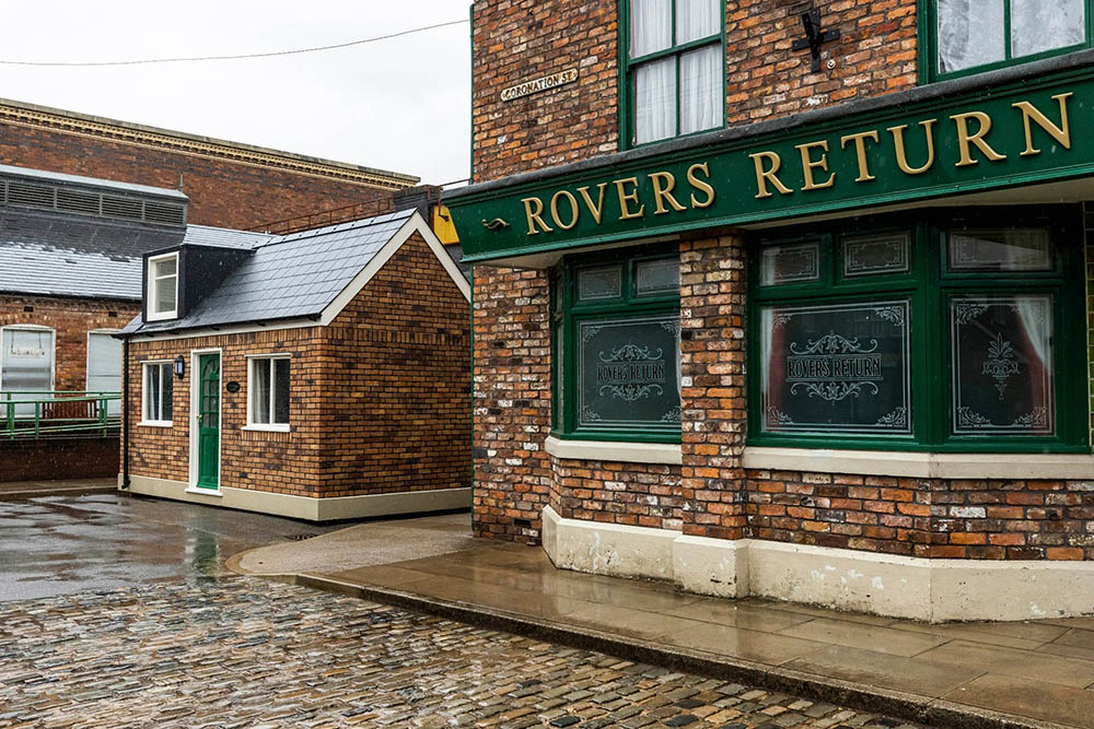 itvpresscentre's tweet image. A night on the cobbles: Coronation Street lists on Airbnb for an evening of drama

The Nation's favourite street is offering fans a once-in-a-lifetime opportunity to stay on the historic Corrie cobbles. Details - bit.ly/33ToJNW