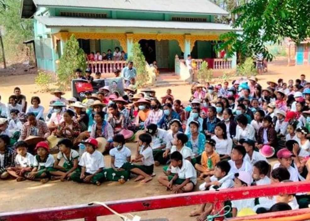 PoePpnl's tweet photo. In Salingyi Tsp, Sagaing, students and villagers staged a sit in protest to #OpposeSlaveryEducation  #WhatsHappeningInMyanmar  #May18Coup  #CrimesAgainstHumanity https://t.co/tkycKqrbgq