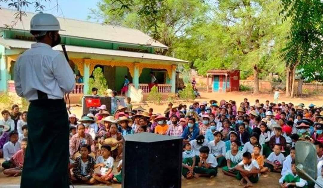 PoePpnl's tweet photo. In Salingyi Tsp, Sagaing, students and villagers staged a sit in protest to #OpposeSlaveryEducation  #WhatsHappeningInMyanmar  #May18Coup  #CrimesAgainstHumanity https://t.co/tkycKqrbgq