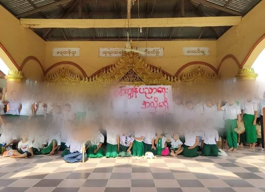 PoePpnl's tweet photo. Primary school students of Maraka villagers staged a protest opposing military dictatorship &amp; against the military slavery education system. #WhatsHappeningInMyanmar  #May18Coup #OpposeSlaveryEducation #CrimesAgainstHumanity https://t.co/7SeSSqvTcd
