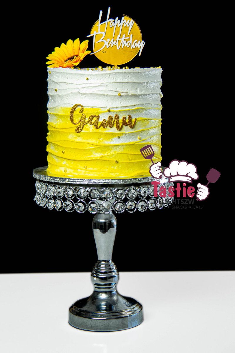 TastyZw's tweet photo. Happy Birthday Gamu.
We really loved working on this chocbae🥰
#yellowisbae #chocolatecake #birthdayvibes
#iamchefnoku
#delighted2serveyou https://t.co/FJas9olI75