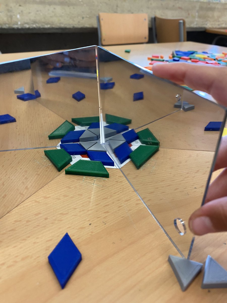 arenaldellevant's tweet photo. La setmana passada a la classe de  l’edat mitjana vam començar el centre d’interès sobre els mosaics i avui el continuem fent patrons, simetries amb miralls i cúpules de leonardo. #materialmanipulatiu #patrons #geometria #poligons #fulltramat #mosaicsarabs https://t.co/oxwKUEcwDt