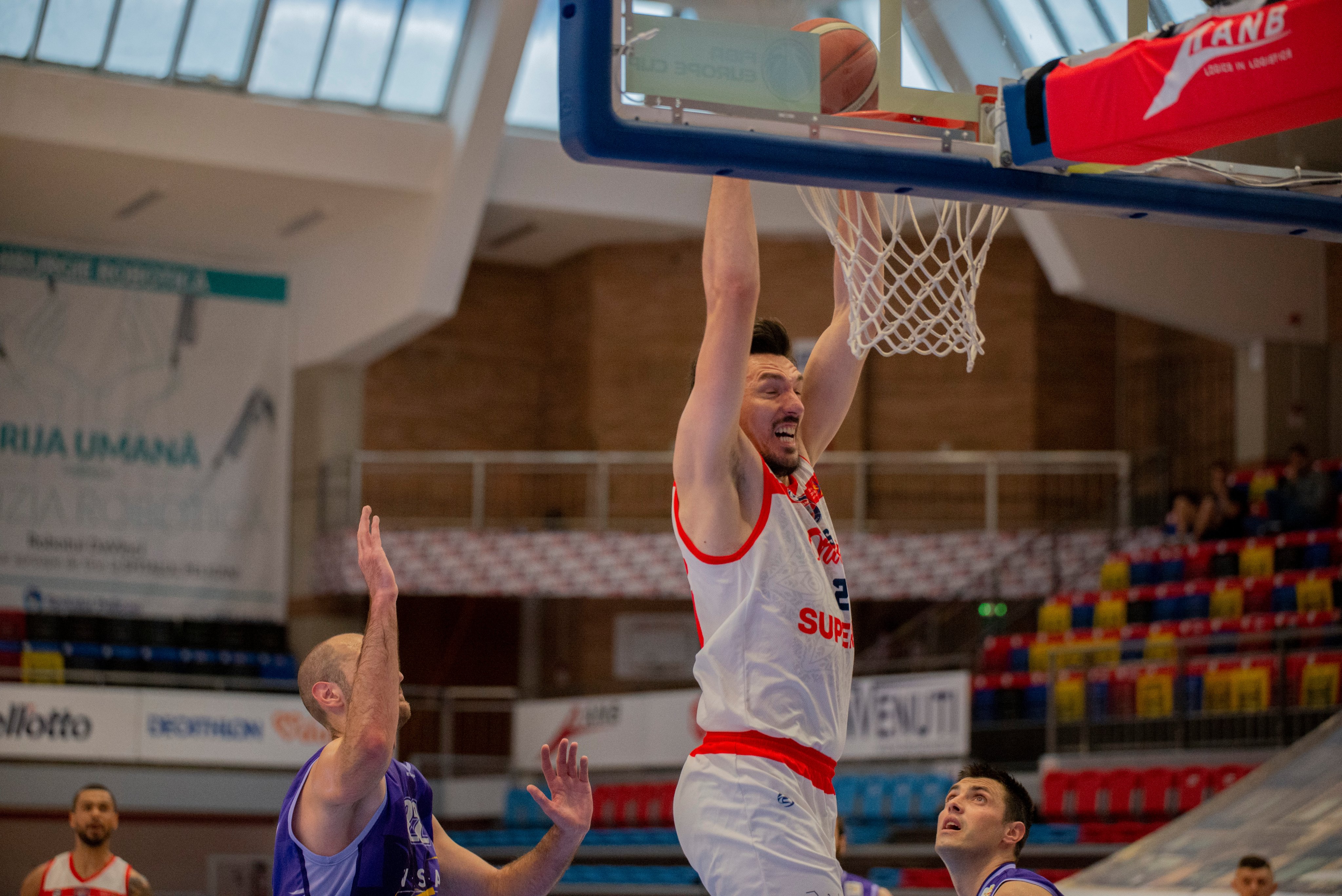 Csm Oradea Cătălin Baciu With The Slam Dunk In The Opening Game Of The 21 Romanian League Playoffs Csm Csu Oradea Defeat Scm Timișoara 84 74 Coming Back From An 11