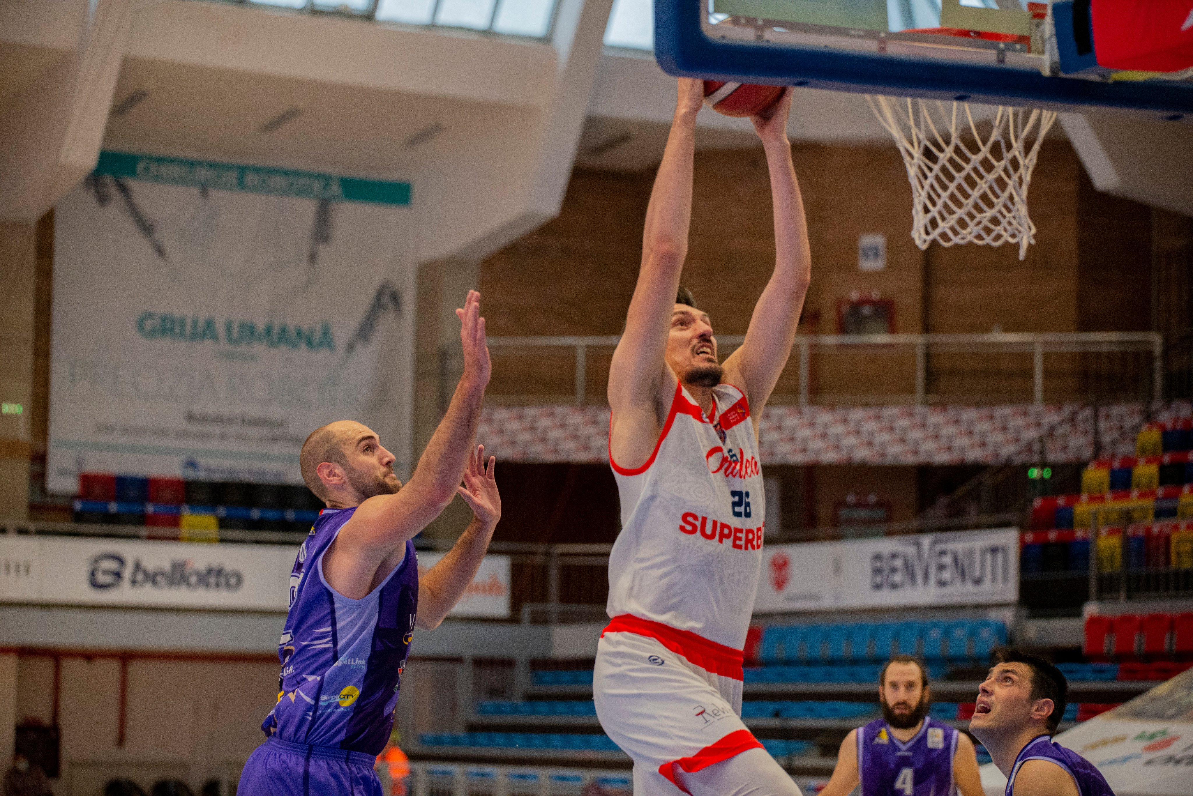 Csm Oradea Cătălin Baciu With The Slam Dunk In The Opening Game Of The 21 Romanian League Playoffs Csm Csu Oradea Defeat Scm Timișoara 84 74 Coming Back From An 11
