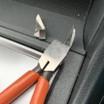 そうはならやろ、ニッパーの刃が根元から折れてしまう!