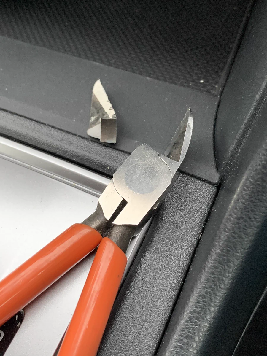 そうはならやろ、ニッパーの刃が根元から折れてしまうｗｗｗ