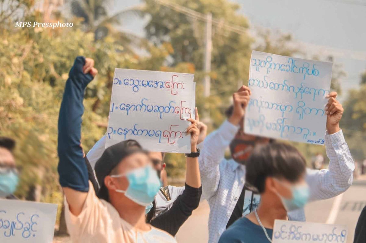 Myanmar_Now_Eng's tweet photo. Mandalay residents came out again this morning (May 18) to denounce military junta, some bearing signs calling people not to back down &amp; citing late poet Khet Thi, "They shoot us in the head, but they don’t know the revolution dwells in our hearts”. 

#WhatsHappeninglnMyanmar https://t.co/aVvRj5drqU