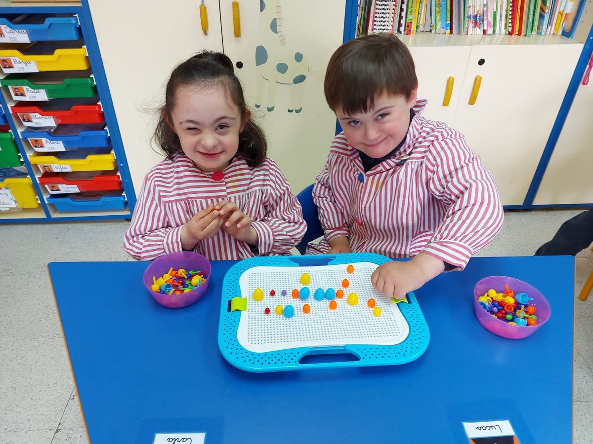 mcorredentora's tweet photo. 🧶 Con pinzas, cordones y velcro los alumnos de Infantil trabajan la motricidad fina para ganar destreza y agilidad en sus movimientos #Motricidadfina #EducaciónInclusiva #EducaciónEspecial https://t.co/B9mYFzGyXj