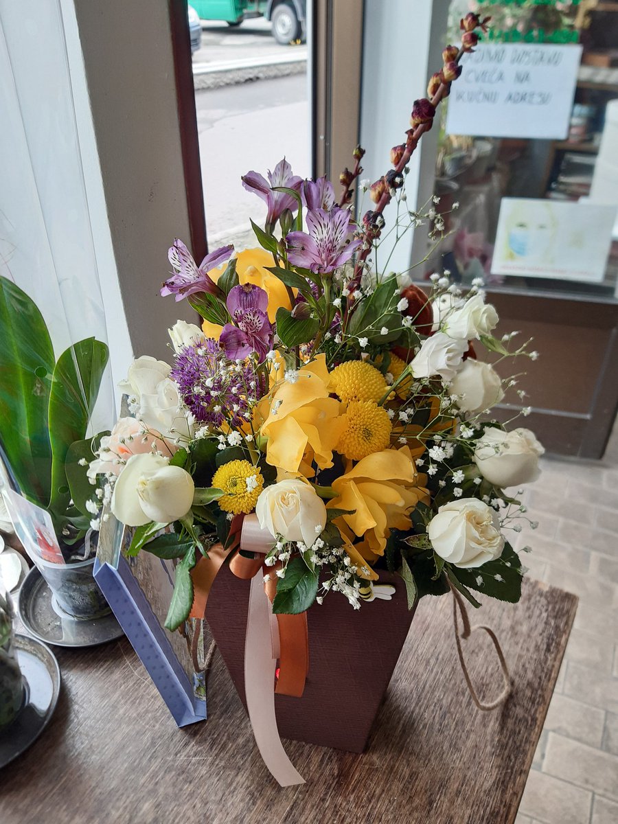 zare_entuzijast's tweet photo. #giftsforfuturemom #bigflowerbox #brownflowerbox #boxwithhandels #childrensbook #orchid #lizianthus #astromeria #roses #chrysanthems #yelloworchid #whitelizianthus #purpleastromeria #whiteroses #apricotroses #yellowchrysanthems https://t.co/QLmoAeFffj