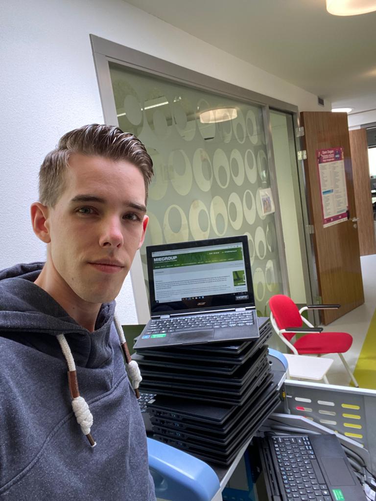 Vandaag bij de MIEGROUP: Jelle Vervloed

Ons andere ICT wonder is aan de beurt. Deze thuis wonende knappe kerel is ook onderdeel van onze helpdesk. Als u onze helpdesk belt is er een grote kans dat u onze altijd vriendelijke Jelle aan de telefoon krijgt, hij helpt u graag!