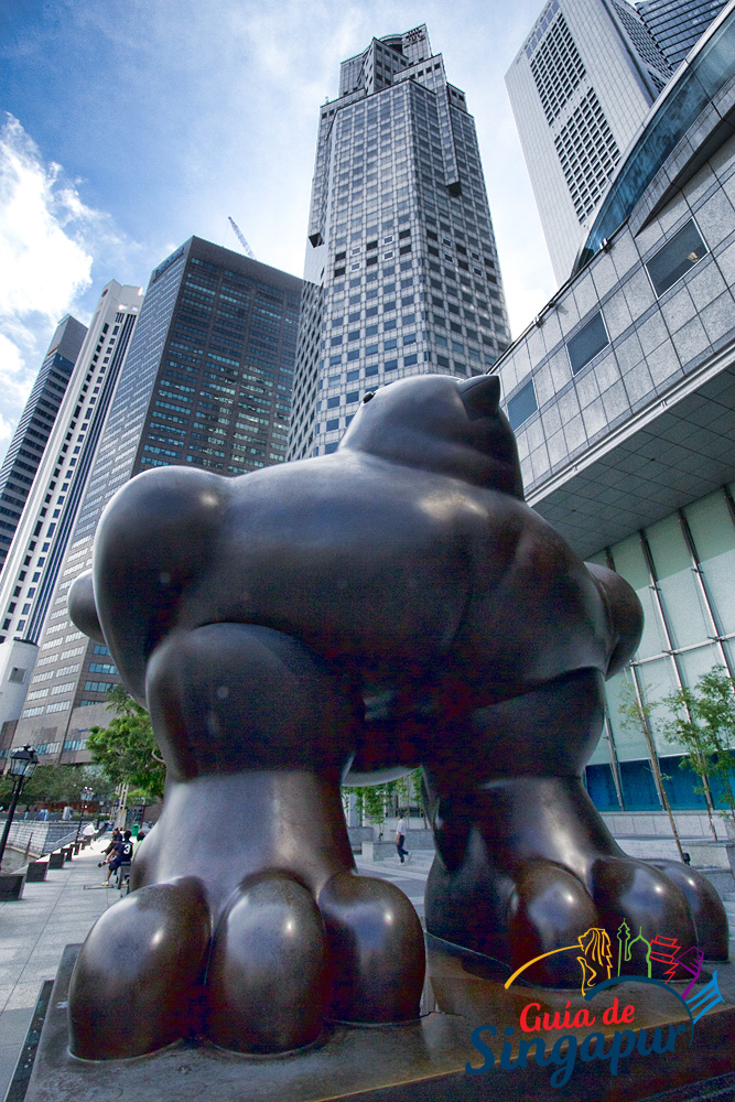 guiadesingapur's tweet photo. Al pie de los rascielos UOB Plaza Tower 1 y UOB Plaza Tower 2, en el Business District de Singapur, se encuentra la estatua Bird (pájaro) del artista colombiano Fernando Botero. Para saber más sobre la región ➡️ https://t.co/zVbTcbELEs https://t.co/xohwwXpQyw