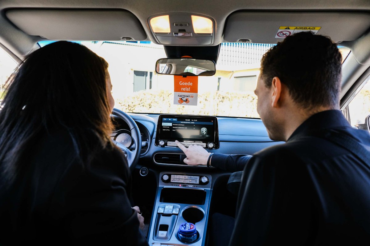 De perfecte aflevering met Fleetdriver hikers van Fleetport! Volgetankt, geladen en nog even de matten uitkloppen! Vervolgens met een goede uitleg en gekoppelde telefoon op weg! #Transport #Hikers #Fleetdrivers #Aflevering #Nieuw