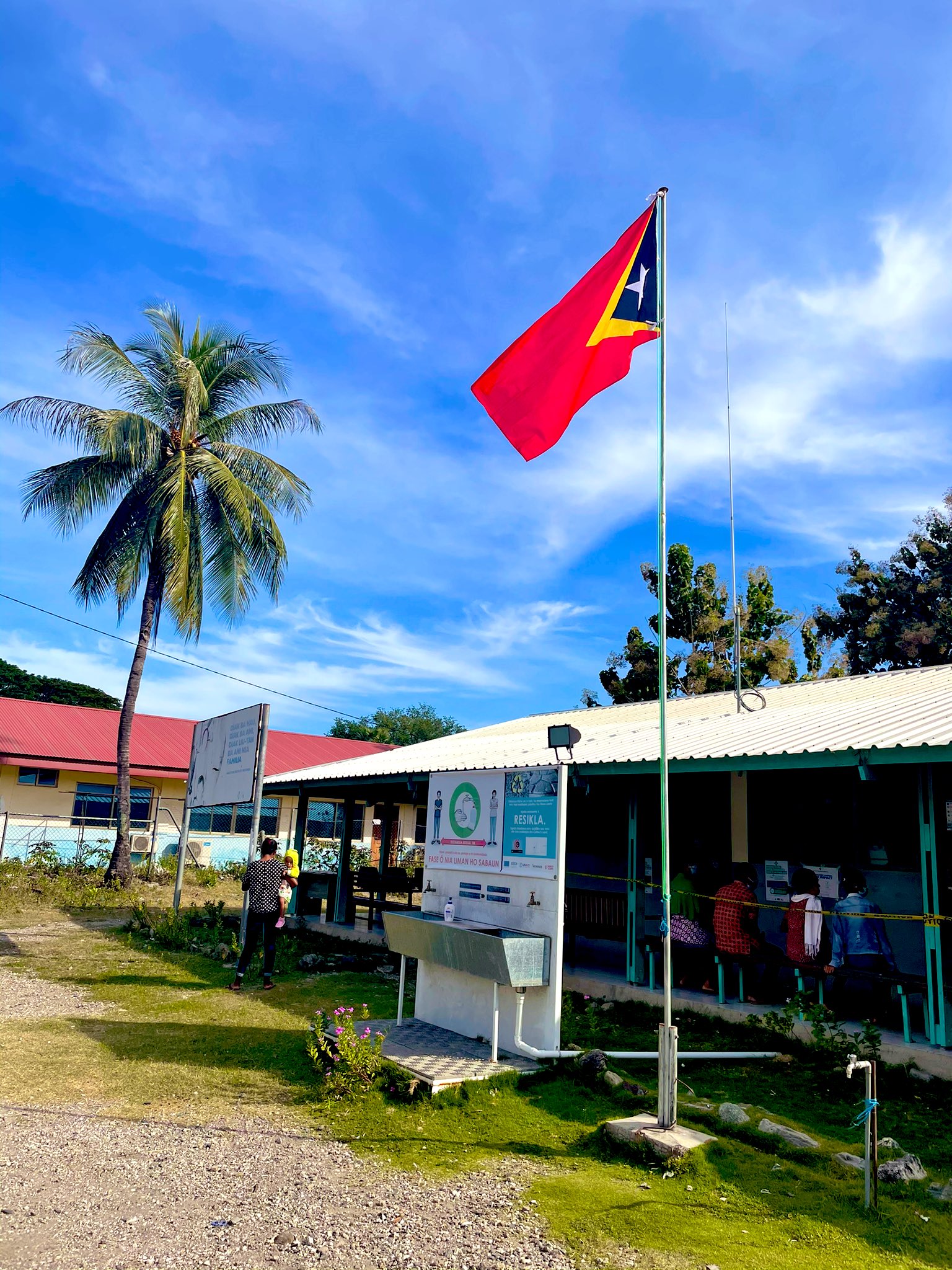 シェア 国際保健協力市民の会 すべての人に健康を シェアの活動するメティナロ保健センターに真新しい東ティモール国旗が高々とあがっています もうすぐ独立記念日です T Co Voqmnhq7ap Twitter