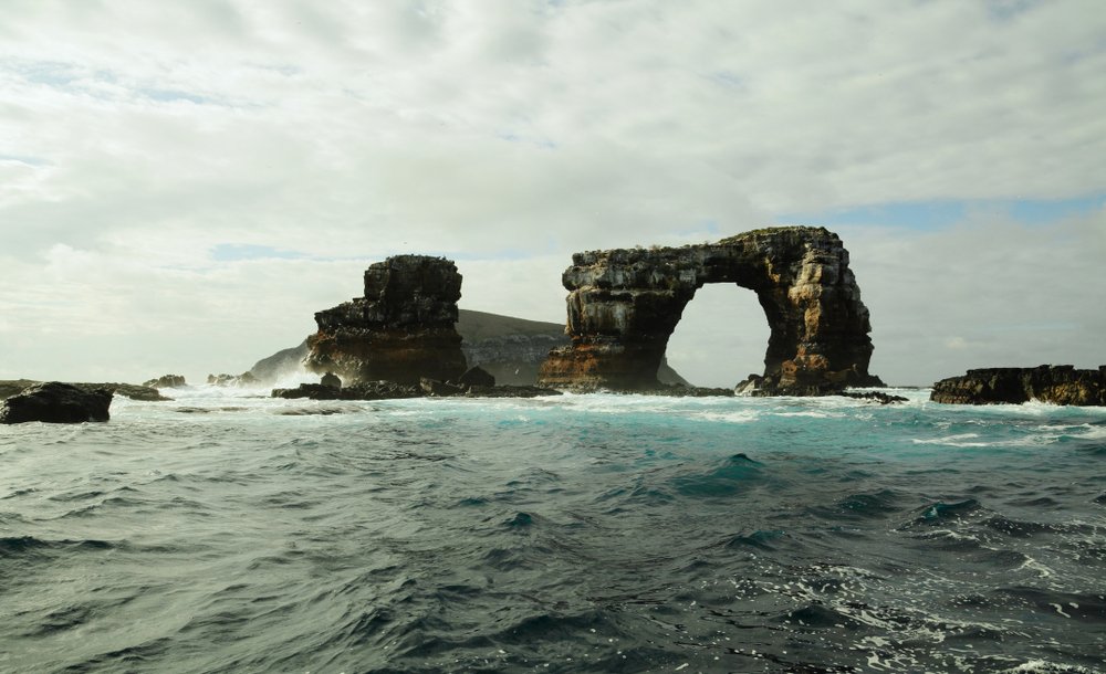 IFLScience's tweet image. RIP Darwin's Arch.

On May 17 2021, the iconic Darwin's Arch in the Galapagos Islands collapsed due to natural erosion,  the Ecuadoran Ministry of Environment has announced.

📸: Héctor Barrera/Ecuadorian Ministry of Environment
