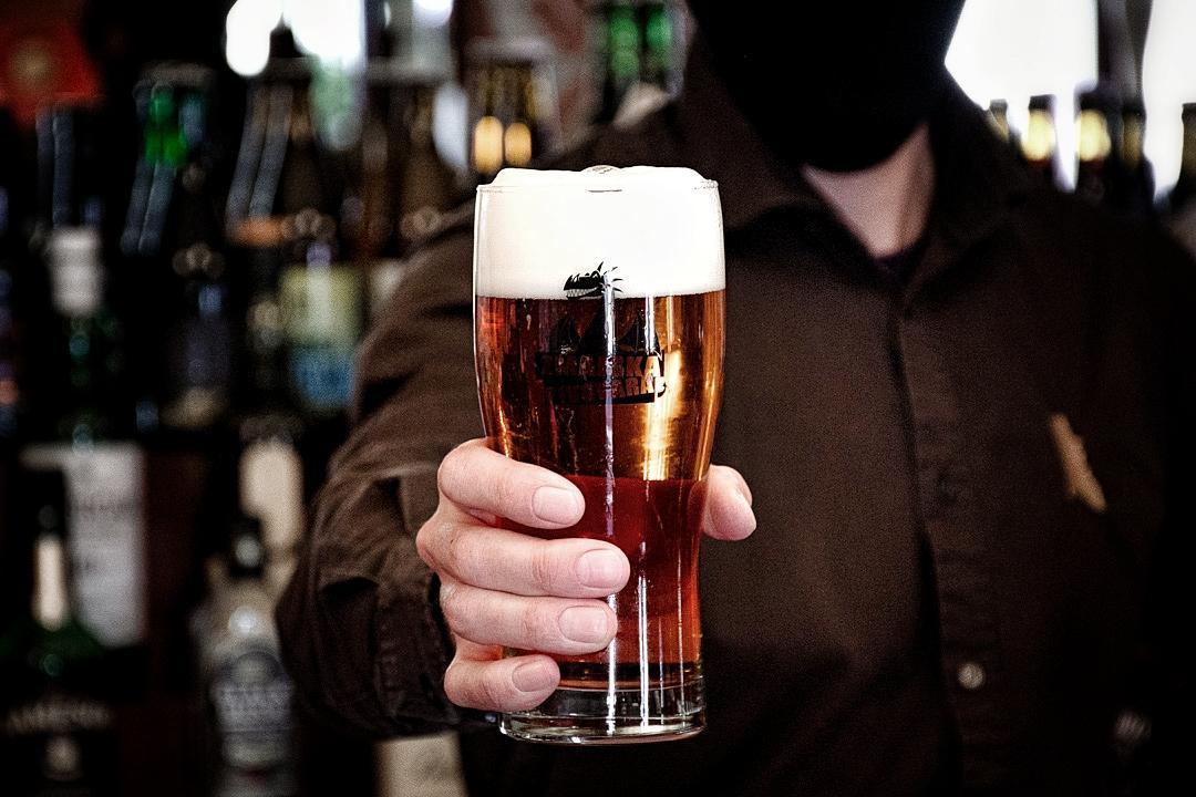 SirWilliamsPub's tweet photo. Se dobiva na pivu?

Minister za zdravje opozarja:
Prekomerno pitje alkohola škoduje zdravju! https://t.co/F4CZjgdMOj