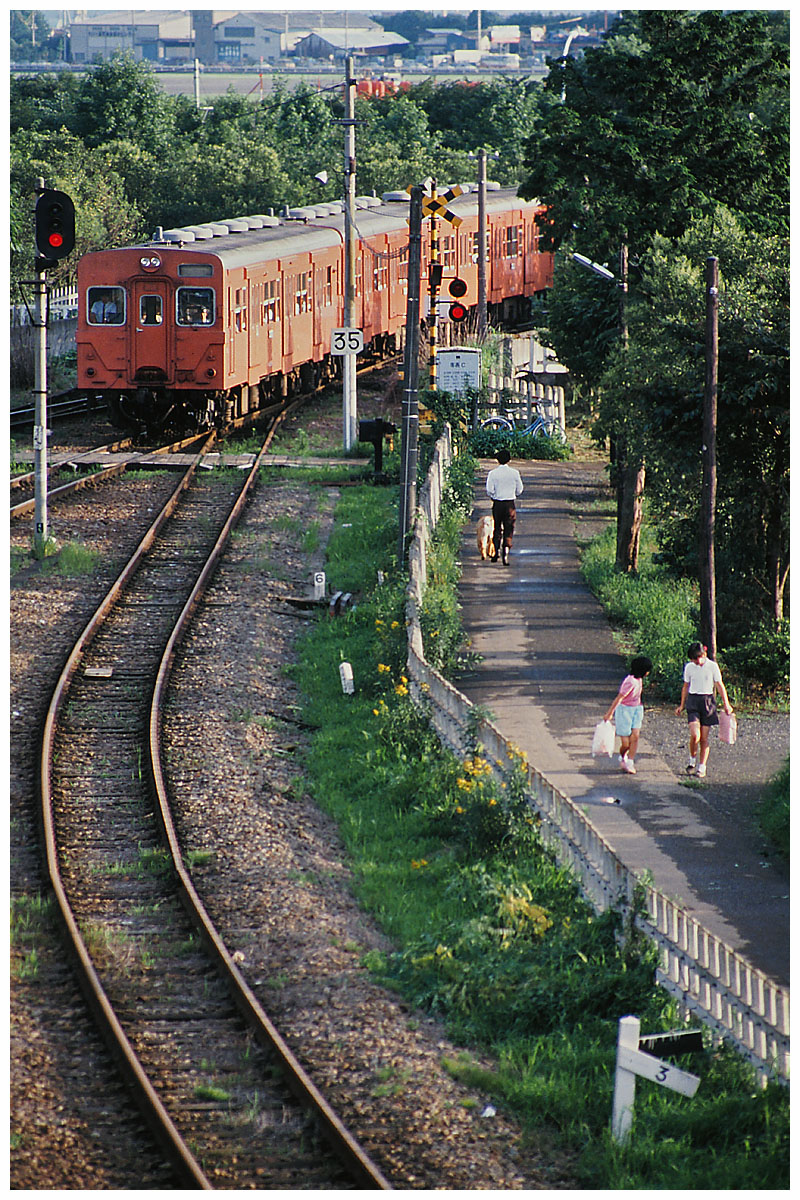 Kaede9633's tweet photo. 思い出の夕暮れ時
85.6 箱根ヶ崎
Canon F-1 FD200mm/f2.8 RDP
#キハ35系 #八高線 https://t.co/AaMvik1jzI