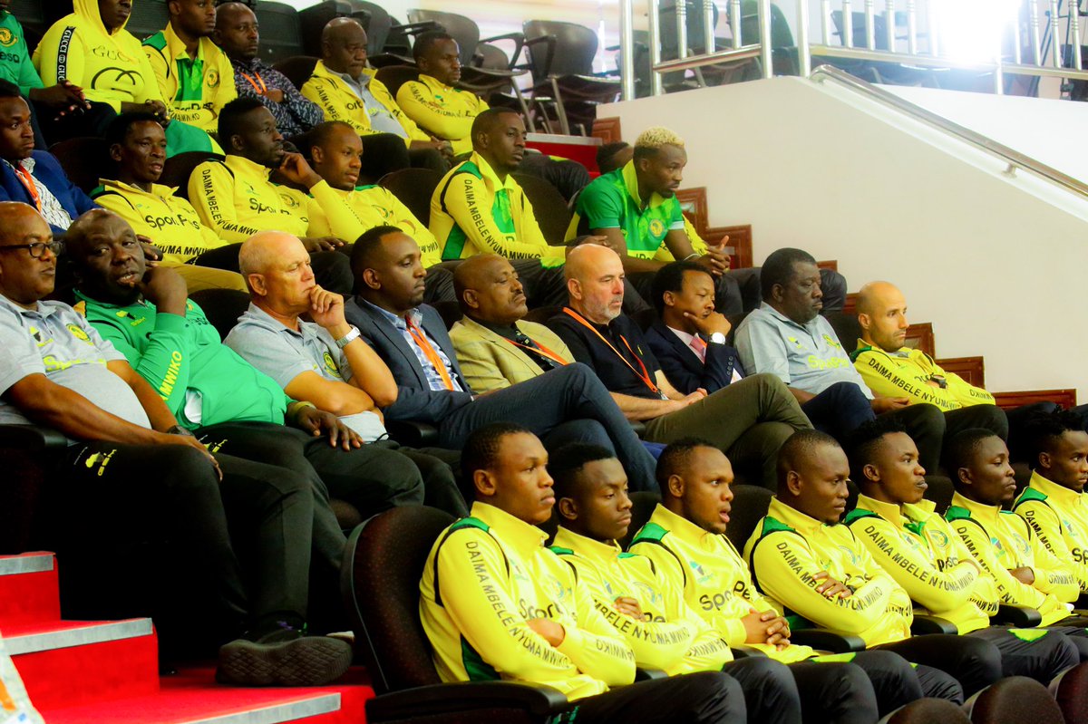 millardayo's tweet photo. PICHA: Timu ya Yanga SC imetembelea Bungeni Dodoma leo kujionea shughuli mbalimbali zinavyoendeshwa kwa mwaliko wa Mbunge wa Manonga, Seif Gulamali, Timu ya Wananchi Yanga ipo Dodoma kwa ajili ya Mechi yao na JKT Tanzania hapo kesho.
#MillardAyoBUNGENI https://t.co/TMfbXW5gvY