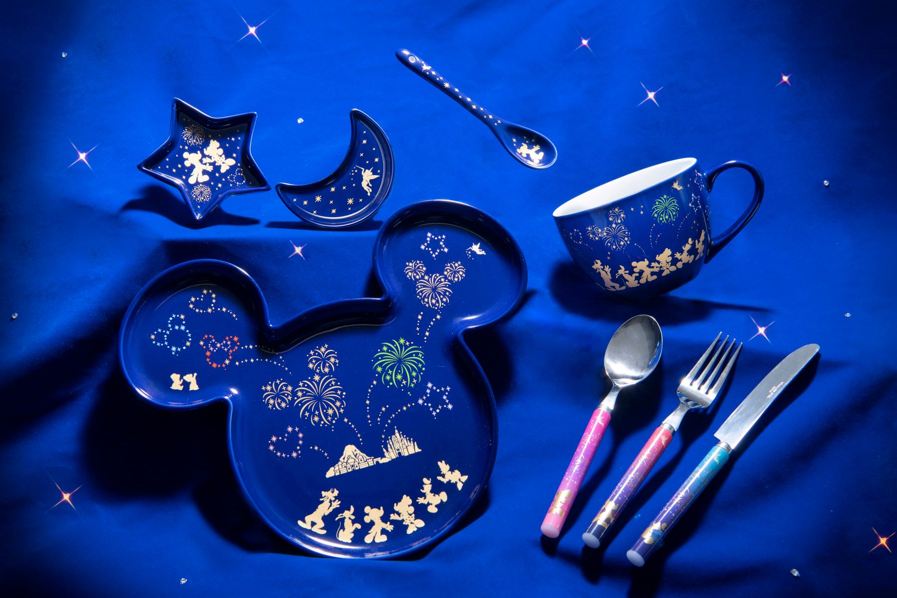Dtimesdelicious 東京ディズニーリゾートの夜空を閉じ込めた華やかなグッズ お土産 6月9日発売 食事がもっと楽しくなる雑貨類も登場 マグカップやタンブラーはぐるりと一周ミッキーたちの花火が打ち上がっているデザイン 詳細 T Co Trnyqavsxm