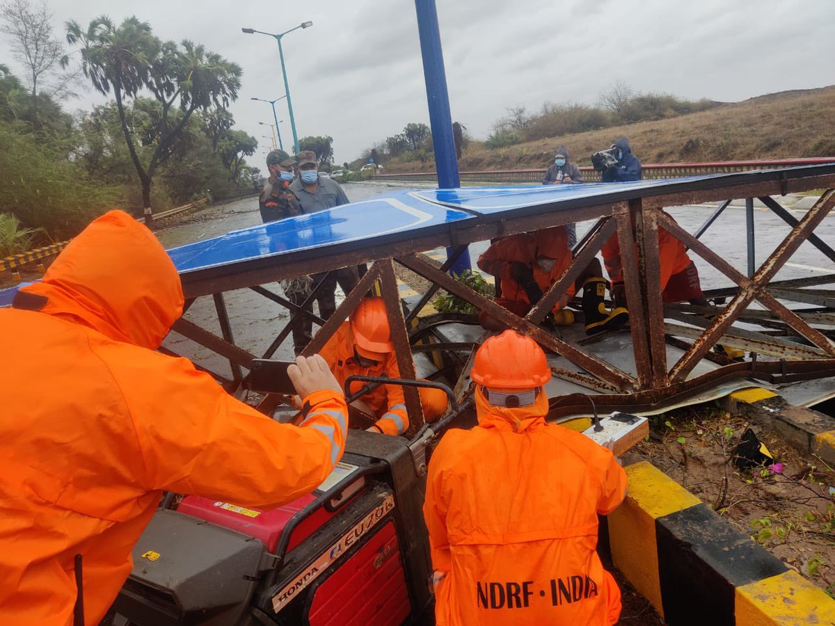 CNBCTV18News's tweet photo. In the wake of #CycloneTauktae, the @NDRFHQ is working 24/7 to restore normalcy in the state.
#NDRF personnel are helping citizens in need & clearing out roads amid the storm.
#visuals from Diu
📷: @satyaprad1
#RestoringNormalcy #SERVICEwithCARE #CycloneTauktaeupdate https://t.co/3EzpxEF5JB