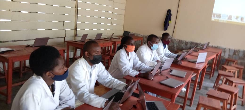 TTP_Rwanda's tweet photo. Our teachers are gearing up for the face to face meeting scheduled this weekend. They are hosting preliminary school based CPDs linked to the training content for the weekend!! Bravo all #Teachers #HoDs  #peerfacilitators &amp; #championteachers!! #quality &amp; #equity. #mawekarambee! https://t.co/TWUb1KBFvN