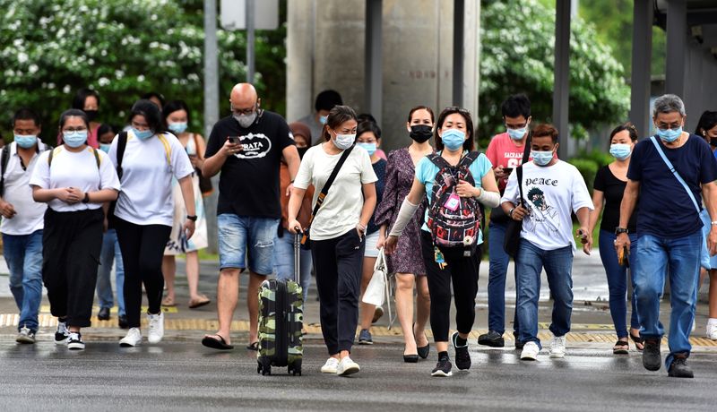 ChannelNewsAsia's tweet photo. People recommended to wear masks with good filtration capability to mitigate increased #COVID19 transmission risks, likely due to virus variants https://t.co/zbztwtR7hg https://t.co/LTJFe6OPRw