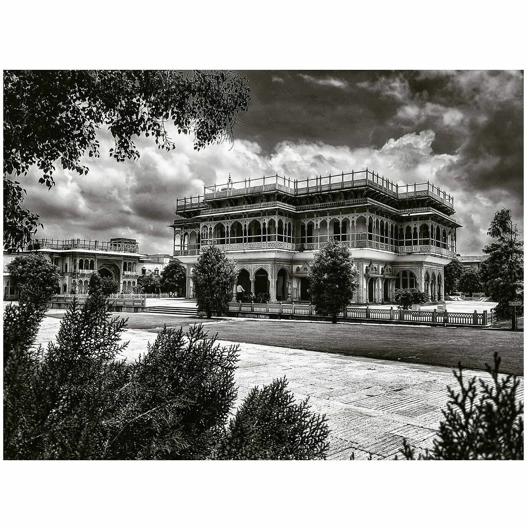 JprCityPalace's tweet photo. #InternationalMuseumDay
#TheCityPalaceJaipur #MubarakMahal #TextileGallery #MSMSIIMuseum #Jaipur #BlackandWhite #Photography #Monochrome #LightandShadow 
#BNW #BW #BlackNWhite #Snapshots #CPSnapshots #TagUS #GetFeatured #Hashtag #TheRoyalFamilyofJaipur #JCPExperiences https://t.co/5LIBXQGzwX