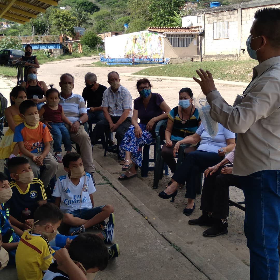 ComunidadesSc's tweet photo. La comunidad organizada de Santa Elena (@fundacionnj) en conjunto con FundaREDES realizaron charla de DDHH para la comunidad. 

#ComunidadOrganizadaSC
#SanCristobal
#TejidoSocial
#Empoderamiento
#CiudadanosOrganizados
#Vecinos
#Comunidad https://t.co/hR8fKai4vd
