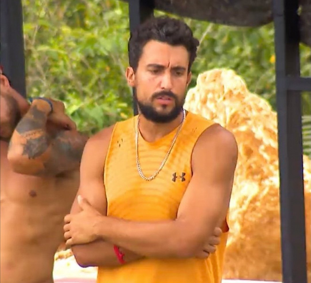 but_rusty's tweet photo. #survivorGR Μπορούσε να αποφύγει να είναι υποψήφιος, αν είχε απαγορεύσει στον Ασημακό να λέει τ' όνομα του😂😂😂😂😂 https://t.co/n2HTcTnF7V