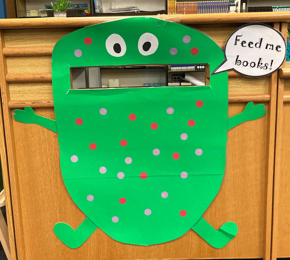 CookLibraryAISD's tweet image. Feed the book monster! Please return all library books this week! // ¡Alimenta al monstruo del libro! ¡Por favor devuelva todos los libros de la biblioteca esta semana! @cookcrocs @AustinISD