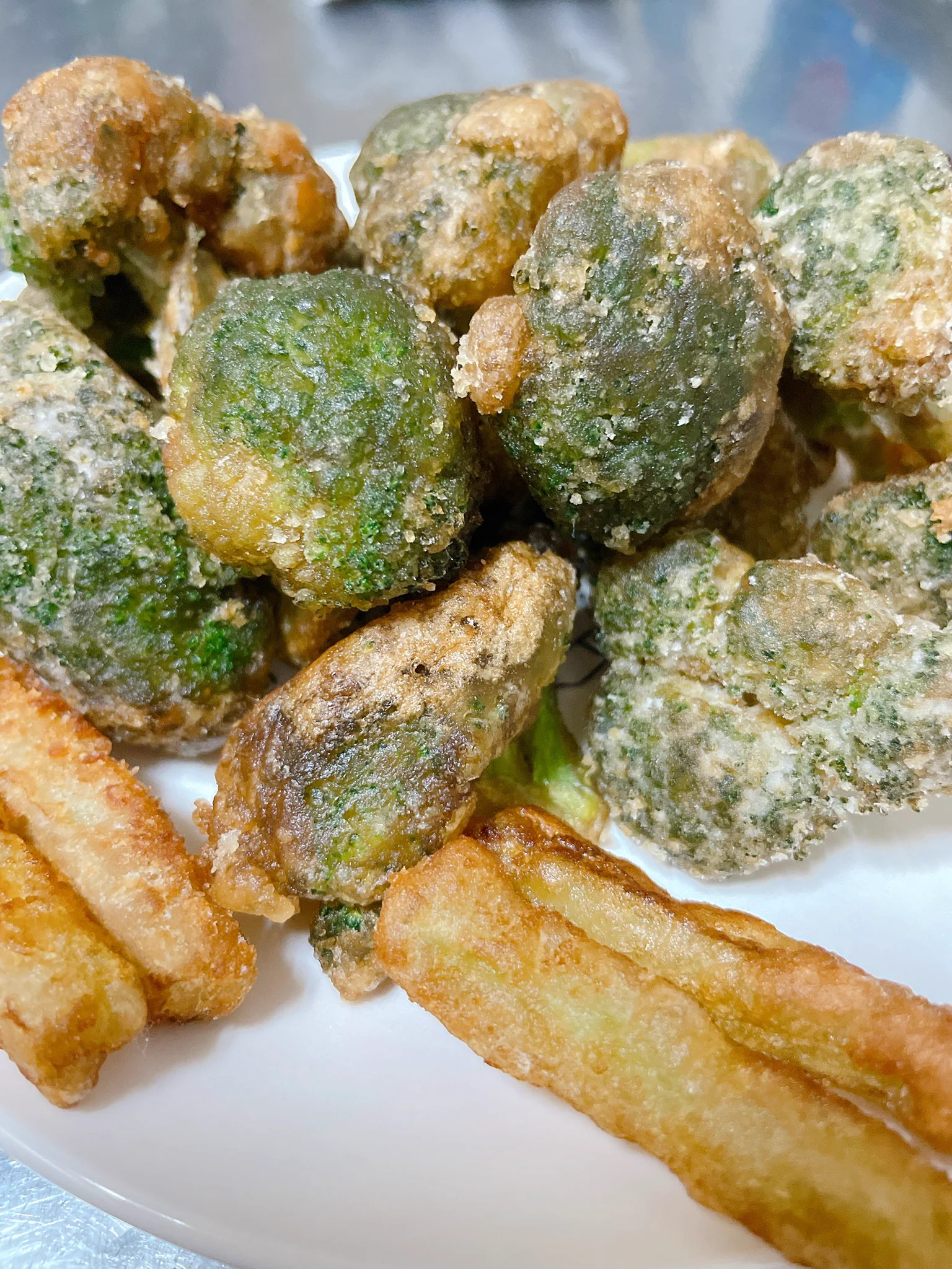 ブロッコリーの天ぷらは作るけど、唐揚げは初めて
これヤバい～美味しすぎて、つまみ食いが止まらない～🤣🤣
１株じゃ駄目ね、今度は２株にしよう
だってー熱々も美味しけど冷めても美味しいから😋👍💕
そして、お酒がススムわ😂
#リュウジのバズレシピ 
#ブロッコリーの唐揚げ  