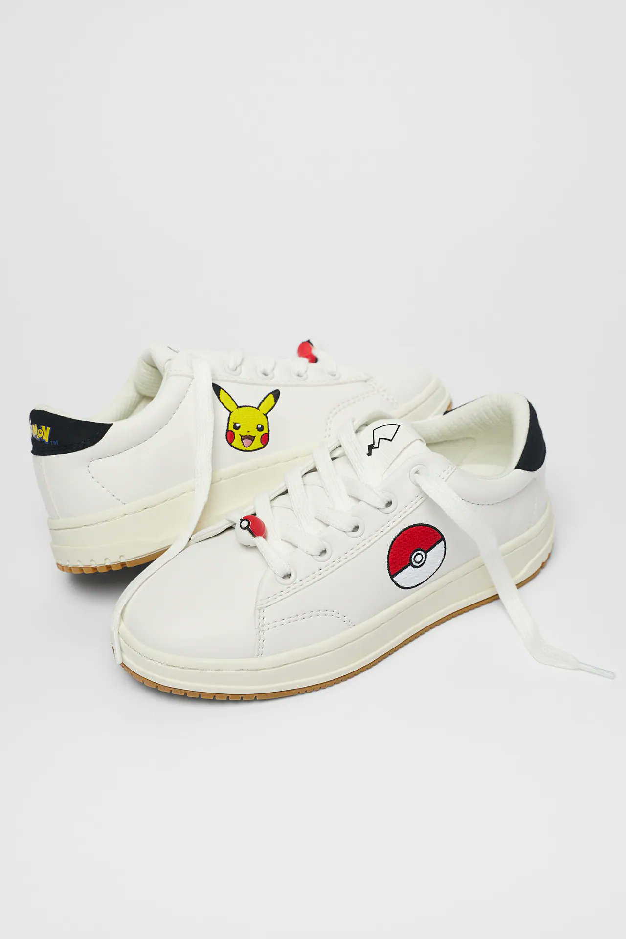 Merchandise Pokémon: zapatillas en colaboración con Zara, prototipo de la de Garchomp de Kotobukiya y figuras de Bandai Kids - Nintenderos
